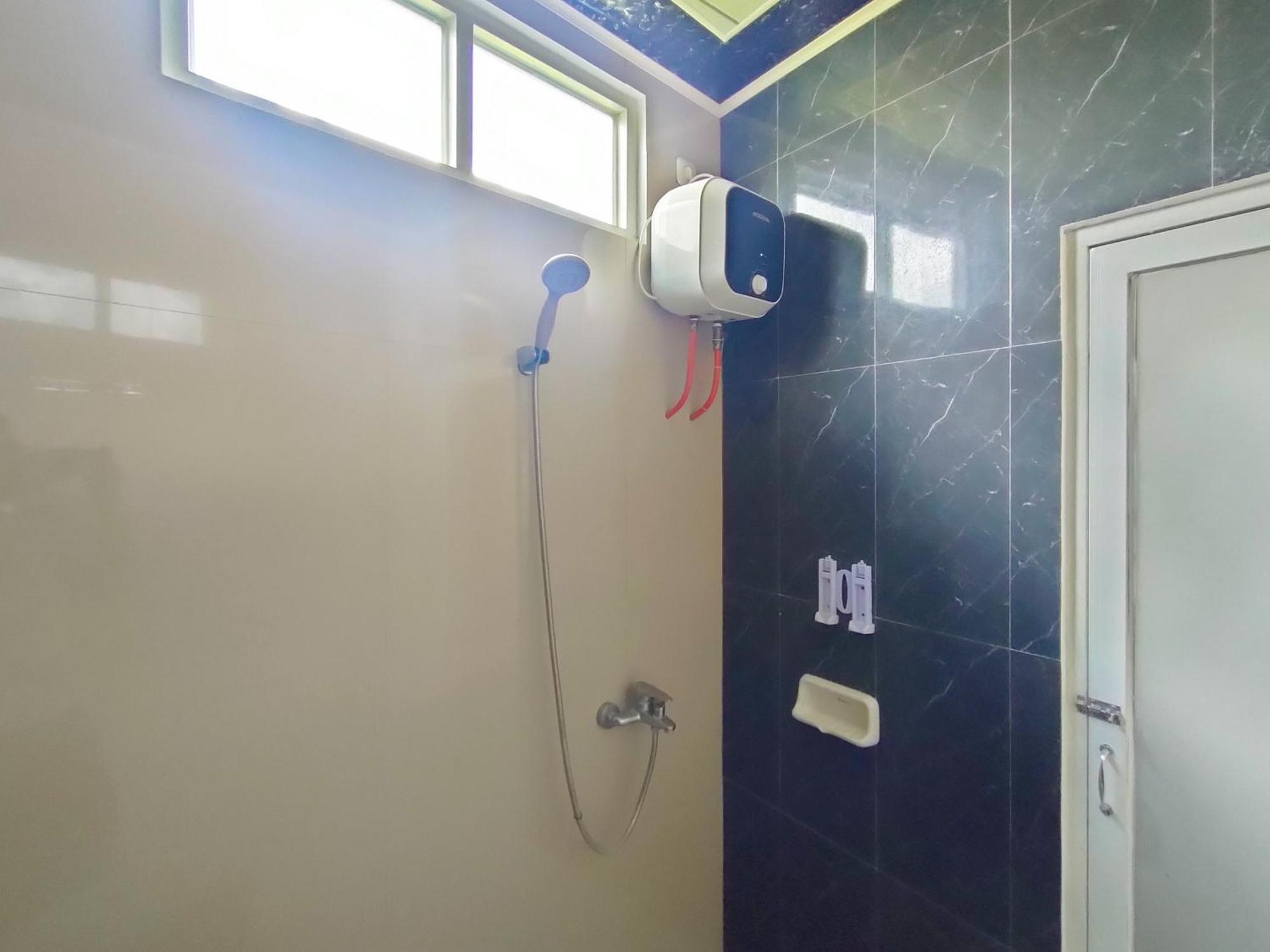 Reddoorz Syariah Near Stasiun Wates Hotel Wates  Buitenkant foto
